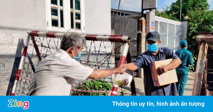 Những bữa cơm ấm lòng tặng người khó khăn trong dịch ở TP.HCM