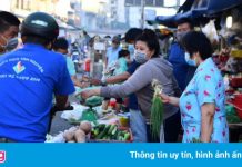 Tìm người tới sạp rau ở chợ Thủ Đức B