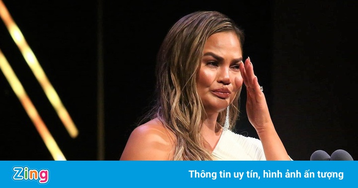 Siêu mẫu Chrissy Teigen bị chỉ trích đạo đức giả