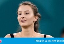 Cô gái chạy vào sân ở cuối trận đấu của tuyển Bỉ