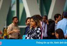 Chìm vào giấc ngủ trong tòa nhà bên bờ biển, rồi biến mất giữa đổ nát