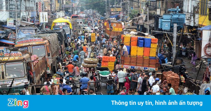 Lệnh phong tỏa vừa được nới, đường phố New Delhi đã đông nghẹt người