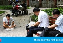 Vỉa hè, vườn hoa thành chỗ ăn trưa khi hàng quán đóng cửa vì Covid-19