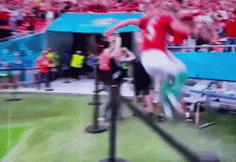 Cầu thủ Hungary phá bàn của phóng viên sau khi ăn mừng