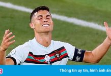 Ronaldo tức giận ném băng đội trưởng