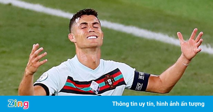 Ronaldo tức giận ném băng đội trưởng