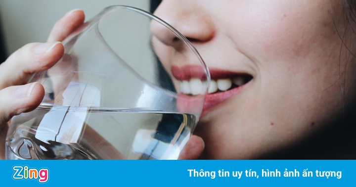 Cách uống nước không gây hại khi trời nắng nóng