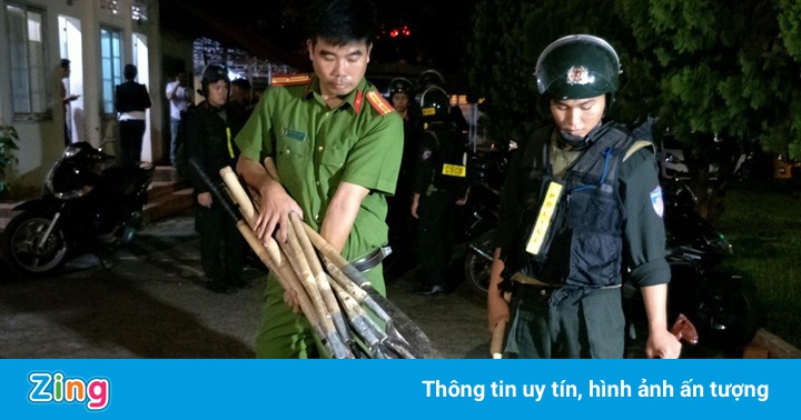Hàng chục thanh thiếu niên mang dao, bom xăng hẹn nhau hỗn chiến Hàng chục thanh thiếu niên mang dao, bom xăng hẹn nhau hỗn chiến