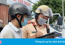 Chạy xe ngược chiều ở TP.HCM, người vi phạm nói do lười