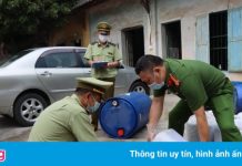 Phát hiện 1.500 lít mỡ gà bẩn đang tuồn ra thị trường