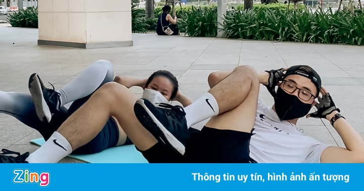 Giới trẻ ở TP.HCM tập luyện online khi phòng gym đóng cửa Giới trẻ ở TP.HCM tập luyện online khi phòng gym đóng cửa