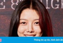 Kim Yoo Jung siết chặt vòng eo