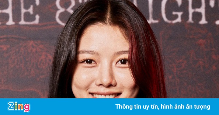 Kim Yoo Jung siết chặt vòng eo