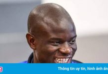 ‘Kante bị đụng xe nhưng vẫn chụp hình với fan’