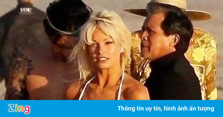 Lily James mang ngực giả để đóng phim về Pamela Anderson Lily James mang ngực giả để đóng phim về Pamela Anderson