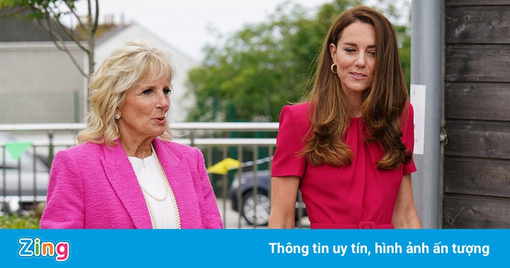 Đằng sau trang phục màu hồng của công nương Anh và bà Jill Biden