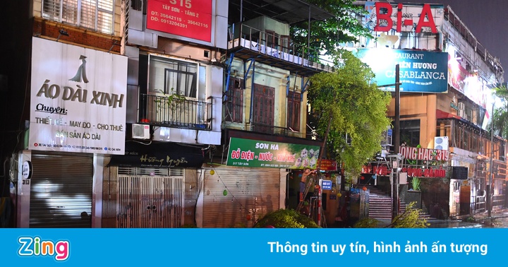 Mưa lớn, cây đổ khắp phố phường Hà Nội Mưa lớn, cây đổ khắp phố phường Hà Nội