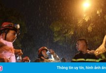 Hàng chục cảnh sát giải cứu 2 ôtô bị tôn đè trúng