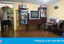 Người dân Hà Nội trở tay không kịp với cơn mưa lớn