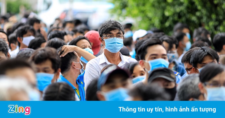 Đội nắng xếp hàng chờ tiêm vaccine Covid-19 ở TP.HCM Đội nắng xếp hàng chờ tiêm vaccine Covid-19 ở TP.HCM