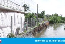 Sạt lở đường ven sông chia cắt hàng trăm hộ dân