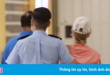 Người phụ nữ giận dữ, đập phá Apple Store ở Hong Kong