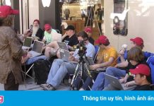 Cảnh mở bán iPhone đời đầu cách đây 14 năm