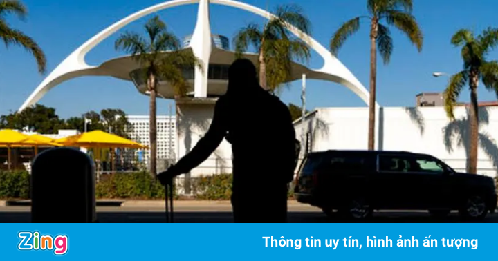 Người đàn ông Mỹ nhảy khỏi máy bay đang di chuyển Người đàn ông Mỹ nhảy khỏi máy bay đang di chuyển