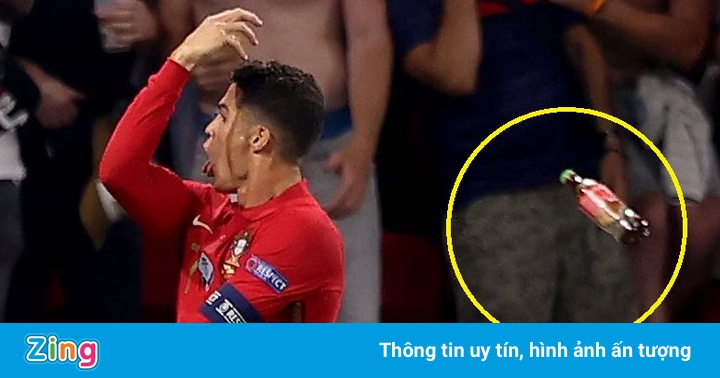 Ronaldo bị CĐV ném chai nước ngọt Ronaldo bị CĐV ném chai nước ngọt