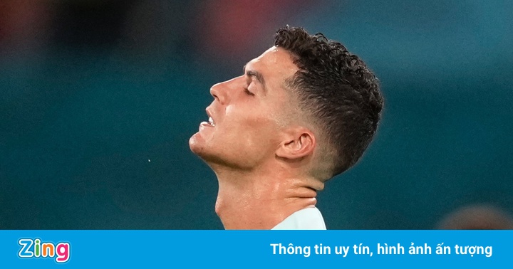 Băng đội trưởng và cú ném bất lực của Ronaldo