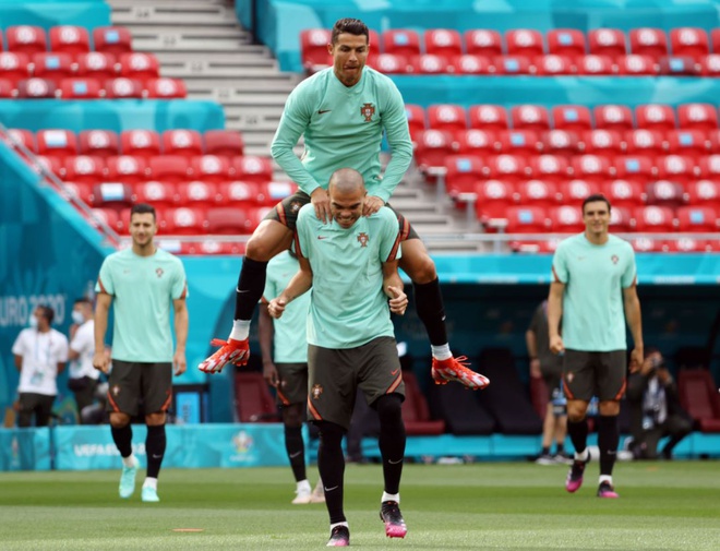 Ronaldo san sang toa sang anh 16