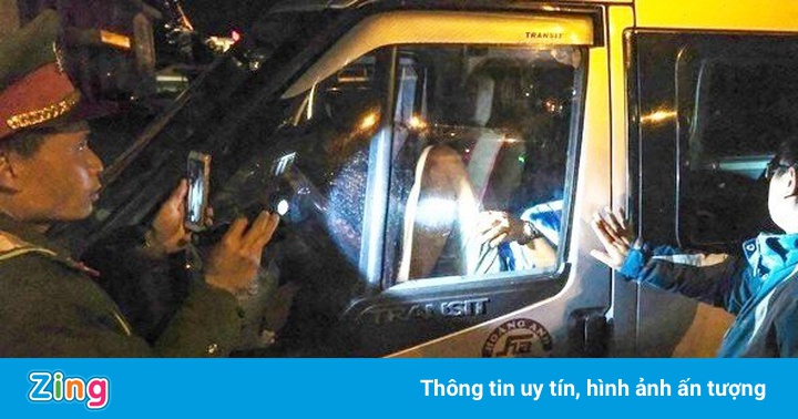 Người mang ma túy cố thủ trong ôtô Người mang ma túy cố thủ trong ôtô