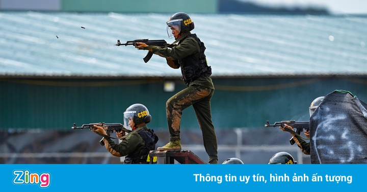 Tân binh cảnh sát cơ động diễn tập trấn áp bạo loạn Tân binh cảnh sát cơ động diễn tập trấn áp bạo loạn