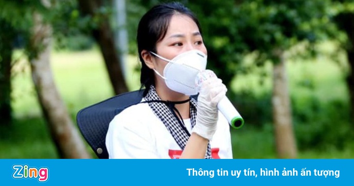 Nữ ca sĩ ngất xỉu khi hỗ trợ tiêm vaccine ở TP.HCM