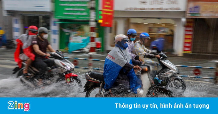 TP.HCM mưa lớn giữa trưa