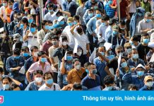 Vì sao hàng nghìn người chen nhau tiêm vaccine ở nhà thi đấu Phú Thọ?