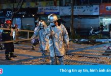 Hai ôtô bị mái tôn đè trúng ở phố Lý Thường Kiệt