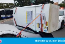 Tài xế lái Toyota Camry bị phạt vì chở tủ lạnh trên đuôi xe