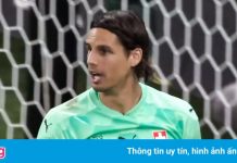 Thủ môn Thụy Sĩ chờ lượt luân lưu tiếp theo dù đội nhà đã thắng