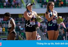 VĐV Mỹ quay mặt đi trên bục trao huy chương