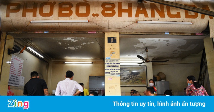 Quá đông khách, quán hết sạch phở lúc 8h30 trong ngày đầu bán trở lại