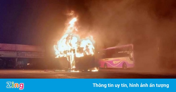 Xe khách bất ngờ bốc cháy khi đang đỗ ở bến Xe khách bất ngờ bốc cháy khi đang đỗ ở bến