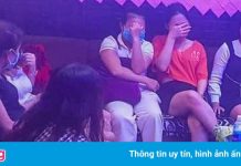Bất chấp lệnh cấm, quán karaoke mở cửa cho 12 khách hát