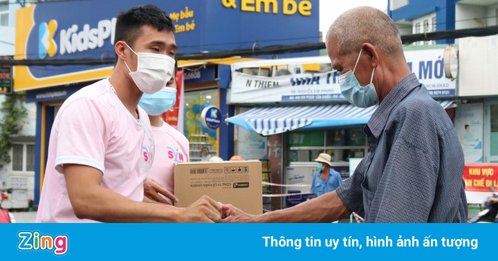 Chàng trai mang 7 tấn quà quê từ Vĩnh Long lên TP.HCM tặng người nghèo