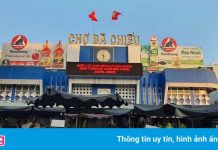 Lấy mẫu xét nghiệm cho 700 người ở chợ Bà Chiểu