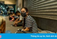 Trải chiếu ngủ, xếp hàng xuyên đêm để tiêm vaccine ở Philippines