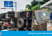 Xe tải lật ở TP.HCM, hơn 50 bình gas đổ xuống đường