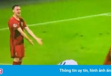 Tiền đạo Italy hóa diễn viên trong trận thắng Bỉ
