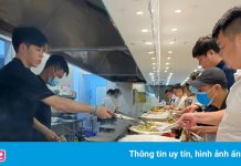 Nhà hàng ở Hà Nội phớt lờ giãn cách trước giờ dừng bán