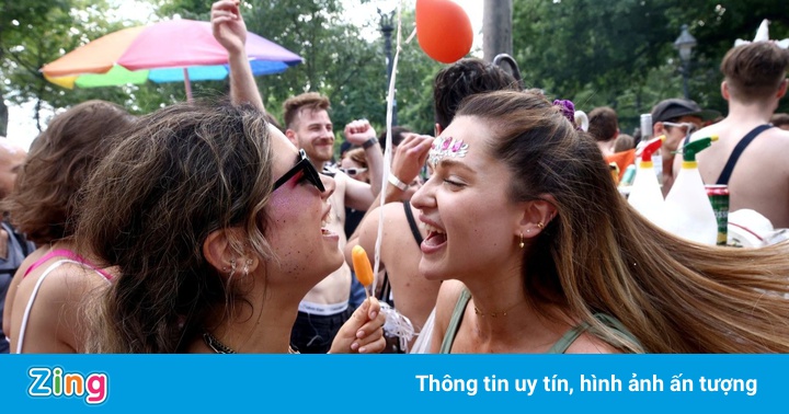 Khi Covid-19 lây lan mạnh từ những người không thể ở yên trong nhà Khi Covid-19 lây lan mạnh từ những người không thể ở yên trong nhà